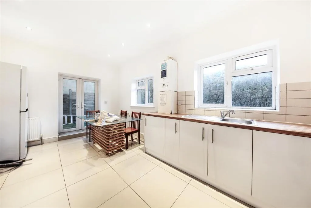 1 bedroom house share for rent