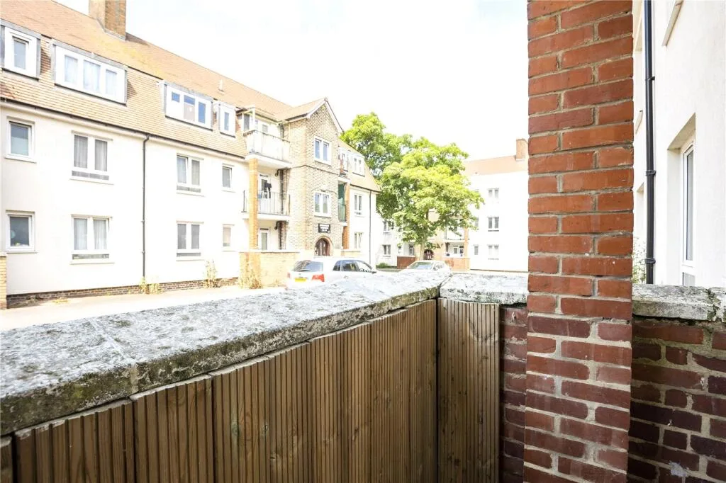 2 bedroom maisonette for rent