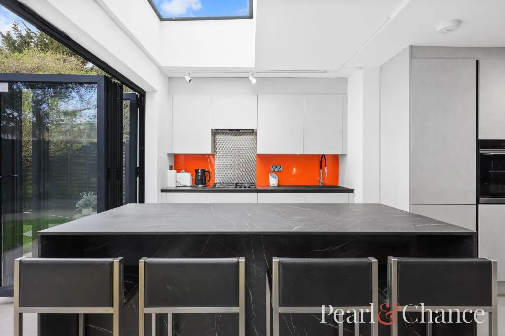 3 bedroom ground floor flat for rent