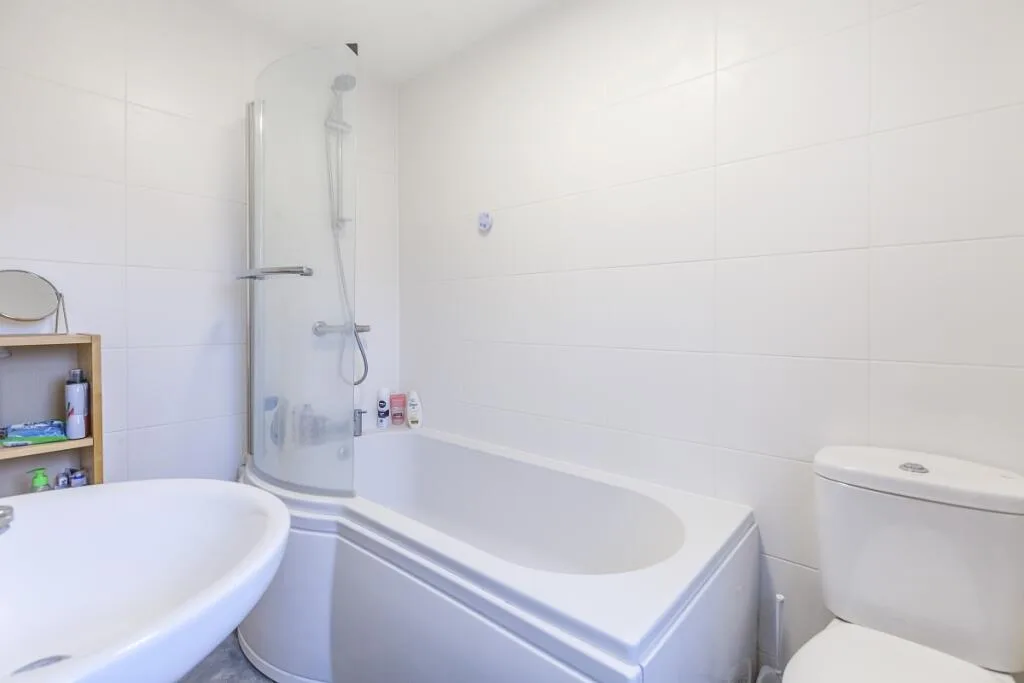 3 bedroom end of terrace house for rent
