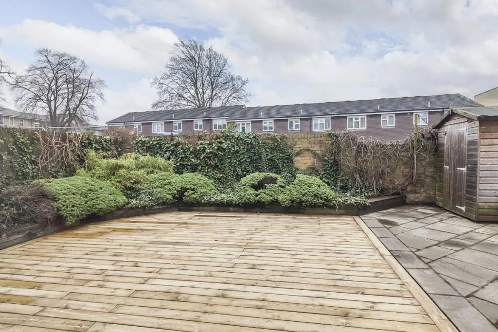 3 bedroom end of terrace house for rent