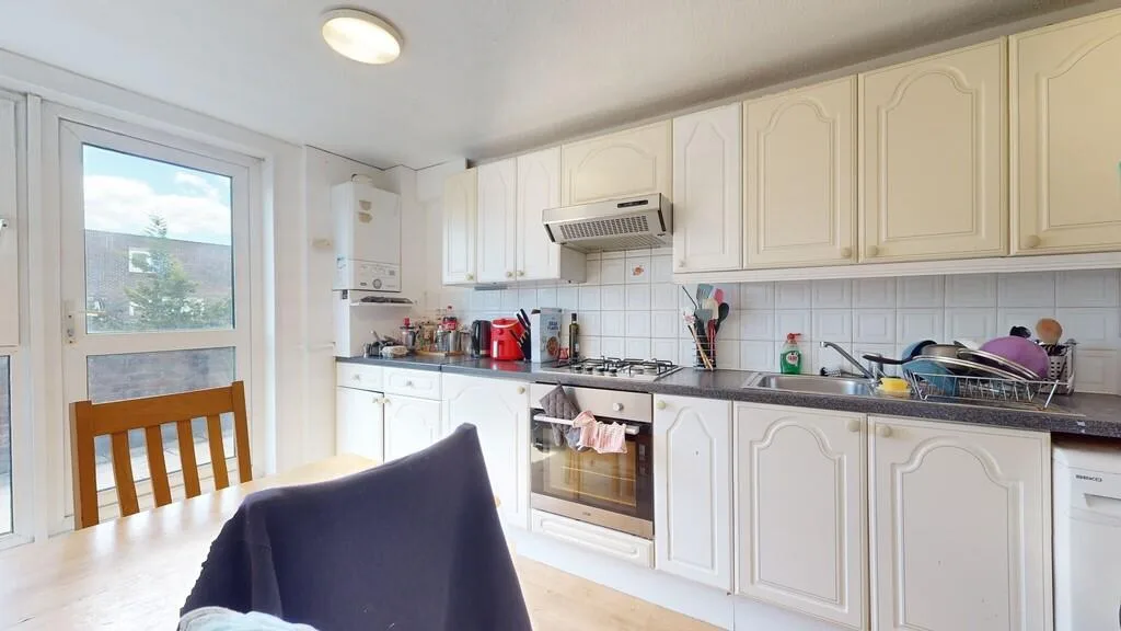 2 bedroom maisonette for rent