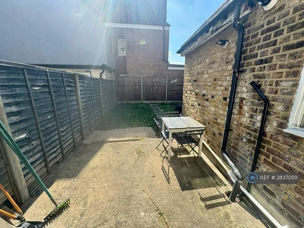 1 bedroom house share for rent