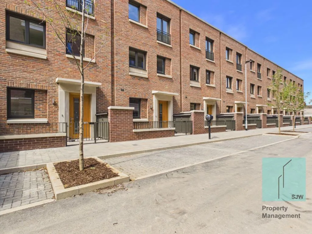 4 bedroom end of terrace house for rent