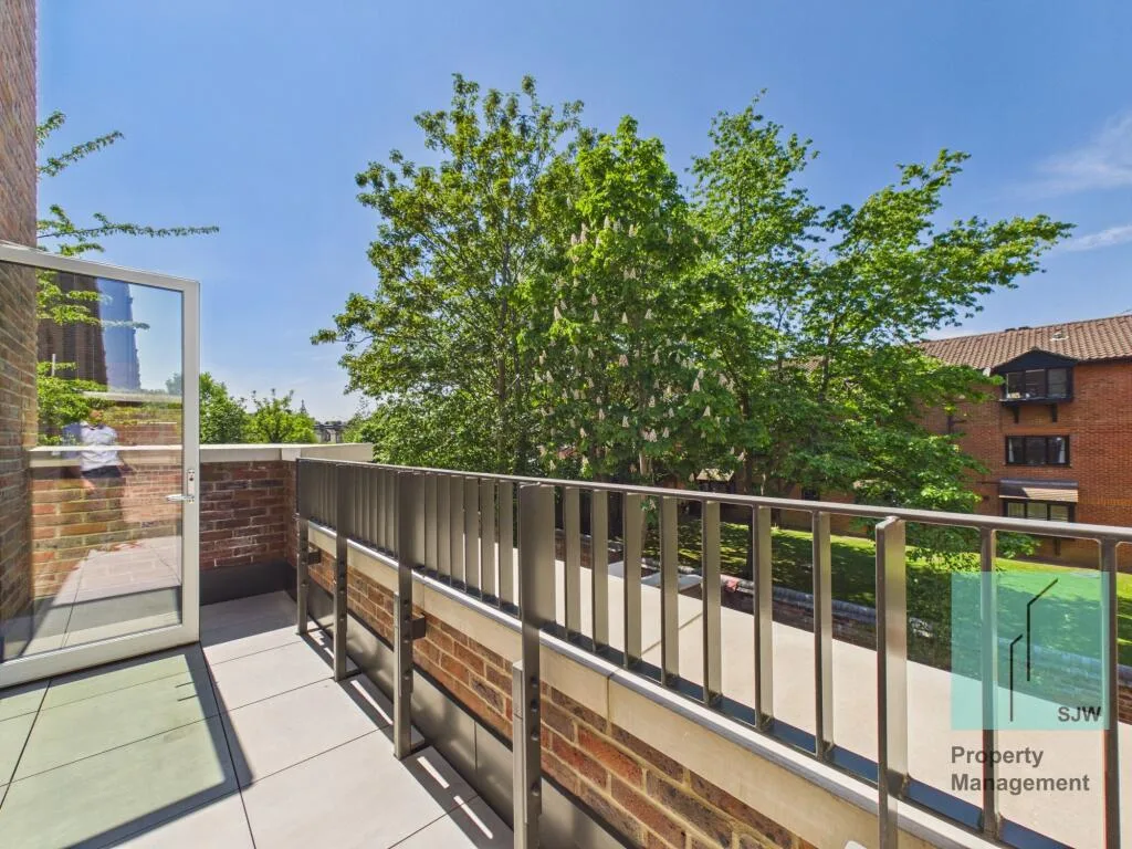 4 bedroom end of terrace house for rent