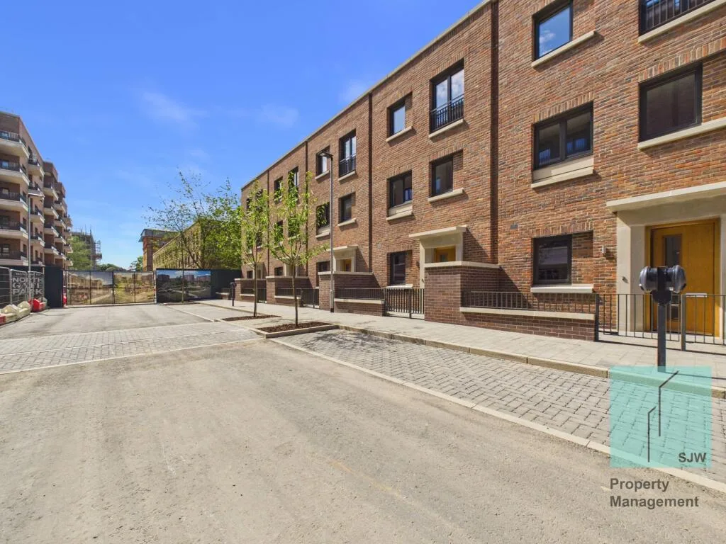 4 bedroom end of terrace house for rent