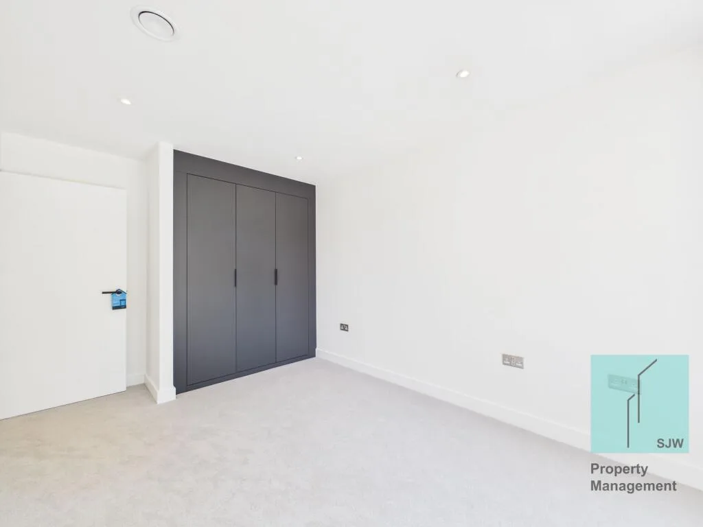 4 bedroom end of terrace house for rent