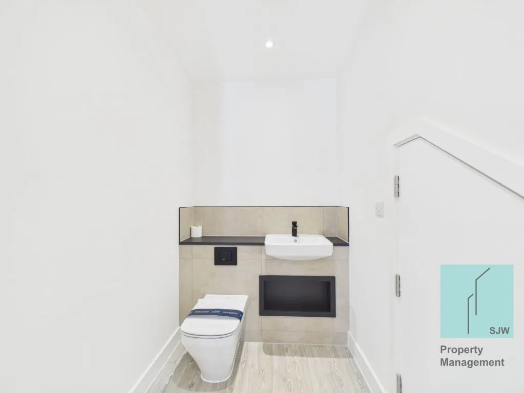 4 bedroom end of terrace house for rent