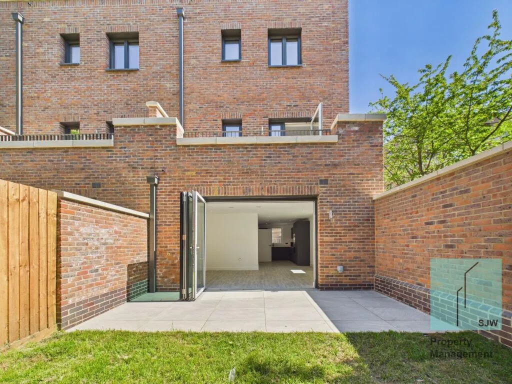 4 bedroom end of terrace house for rent