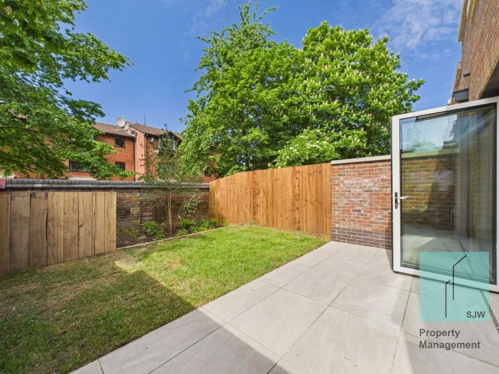 4 bedroom end of terrace house for rent