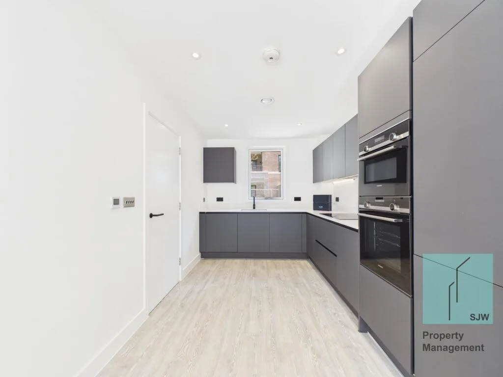 4 bedroom end of terrace house for rent
