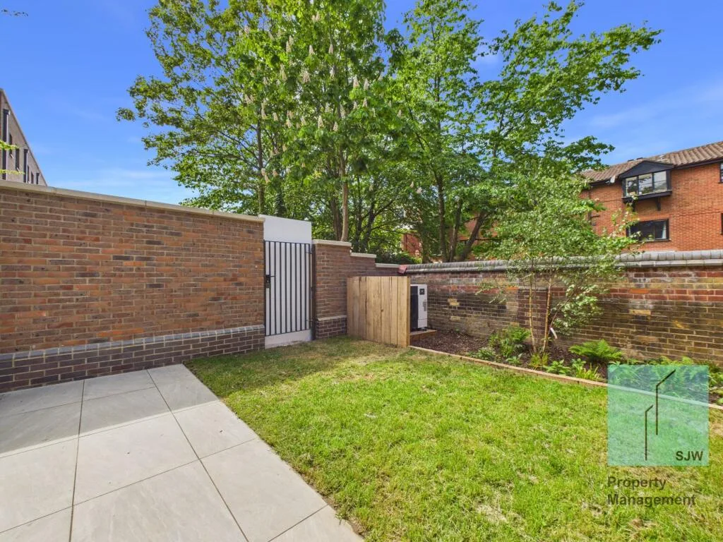 4 bedroom end of terrace house for rent