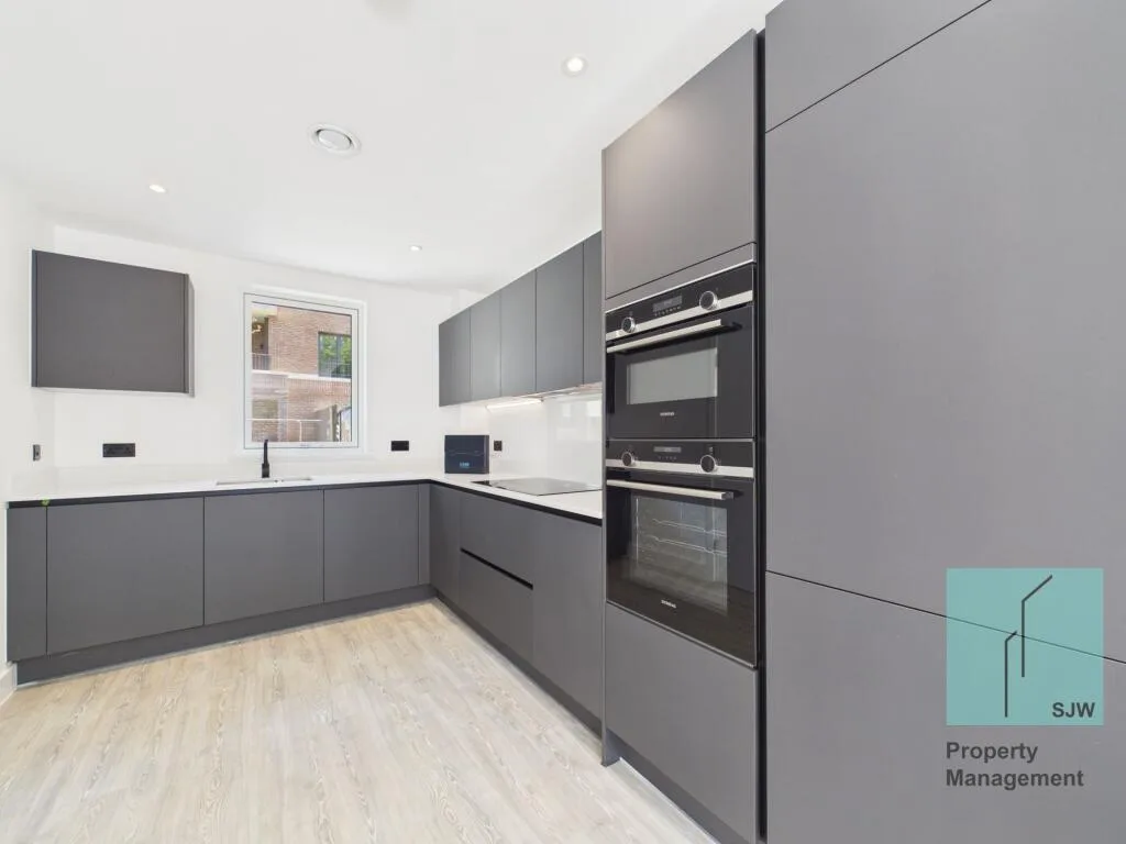 4 bedroom end of terrace house for rent