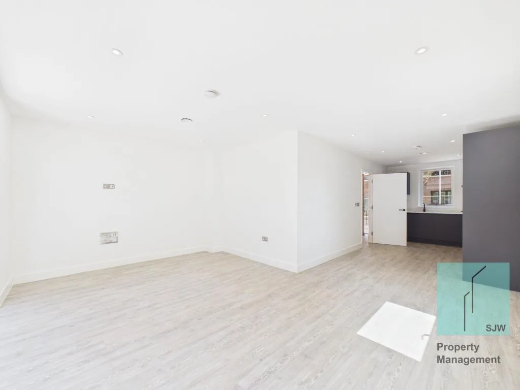 4 bedroom end of terrace house for rent