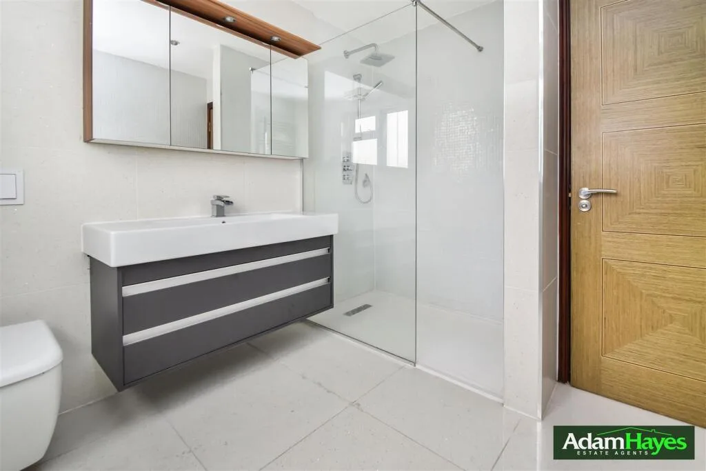 5 bedroom semi-detached house for rent