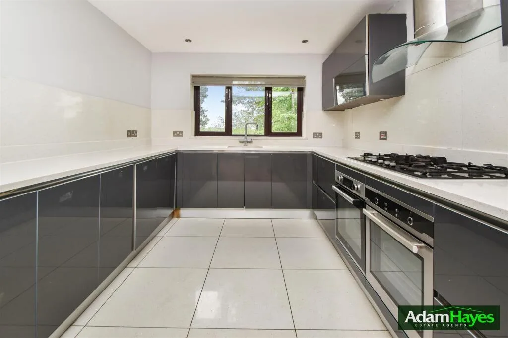 5 bedroom semi-detached house for rent