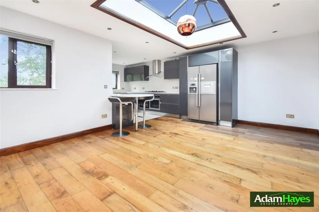 5 bedroom semi-detached house for rent