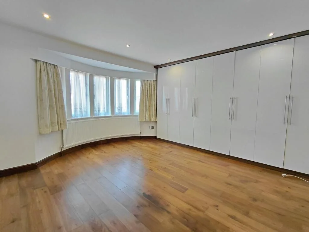 5 bedroom semi-detached house for rent