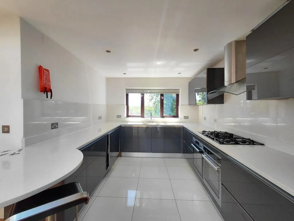 5 bedroom semi-detached house for rent