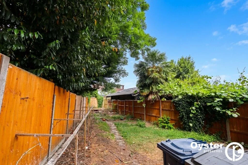 4 bedroom end of terrace house for rent