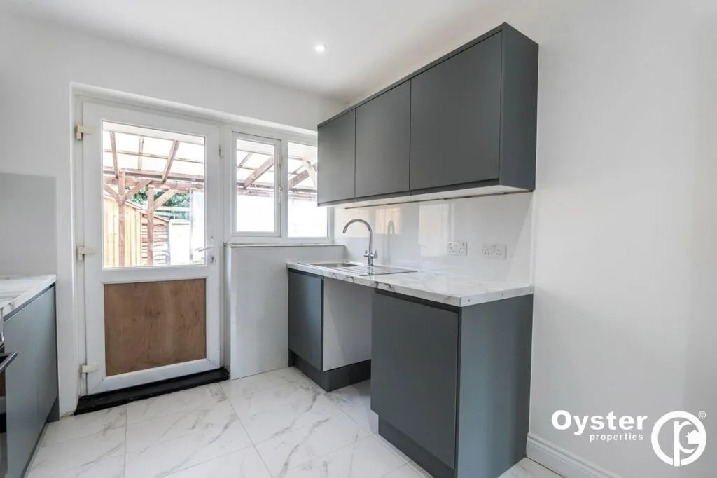 4 bedroom end of terrace house for rent