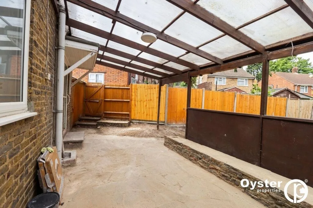 4 bedroom end of terrace house for rent
