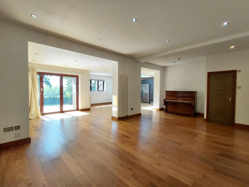 5 bedroom semi-detached house for rent