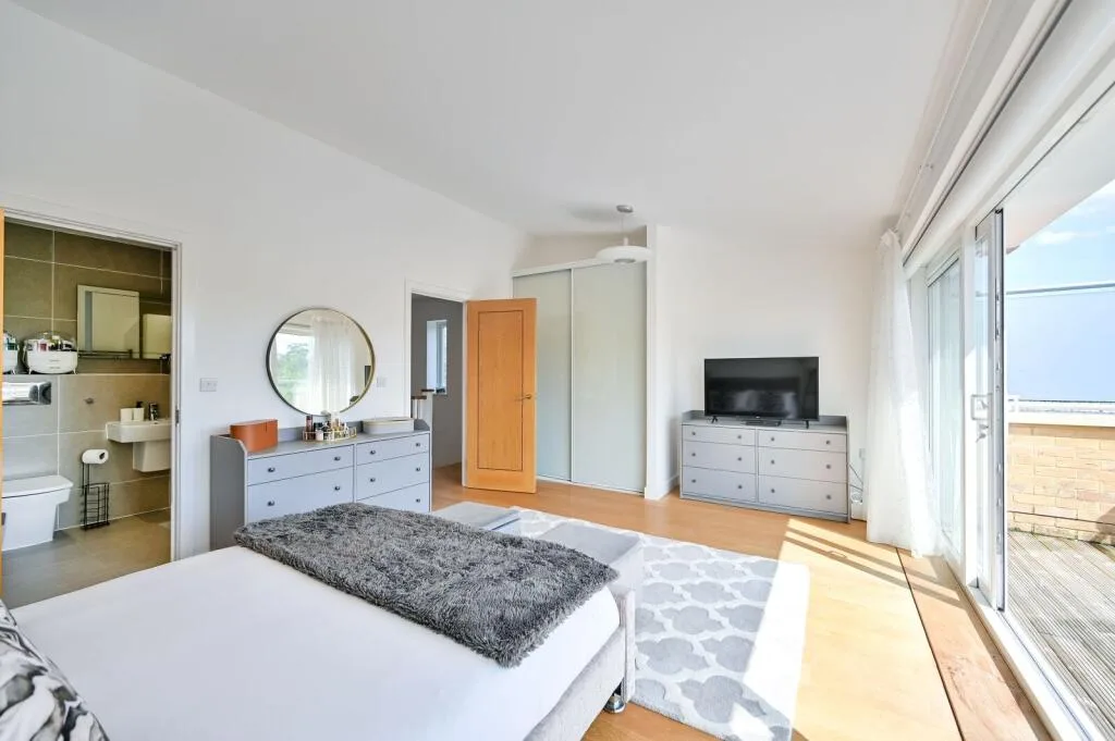 4 bedroom semi-detached house for rent