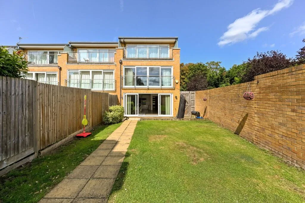 4 bedroom semi-detached house for rent
