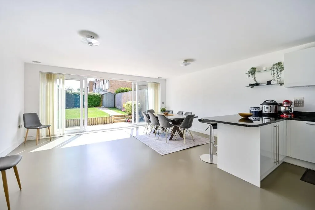 4 bedroom semi-detached house for rent