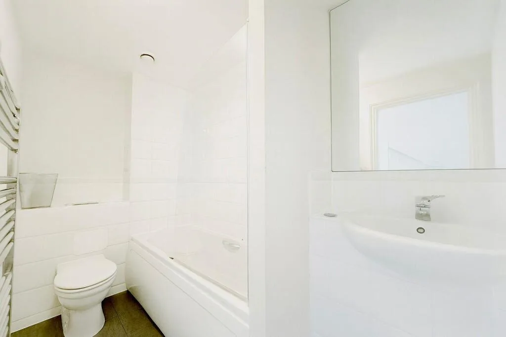 4 bedroom end of terrace house for rent