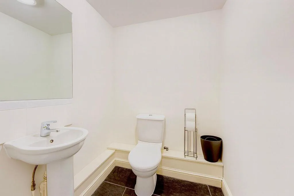 4 bedroom end of terrace house for rent