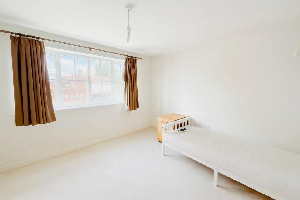 4 bedroom end of terrace house for rent