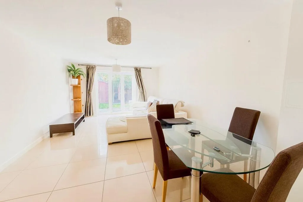 4 bedroom end of terrace house for rent
