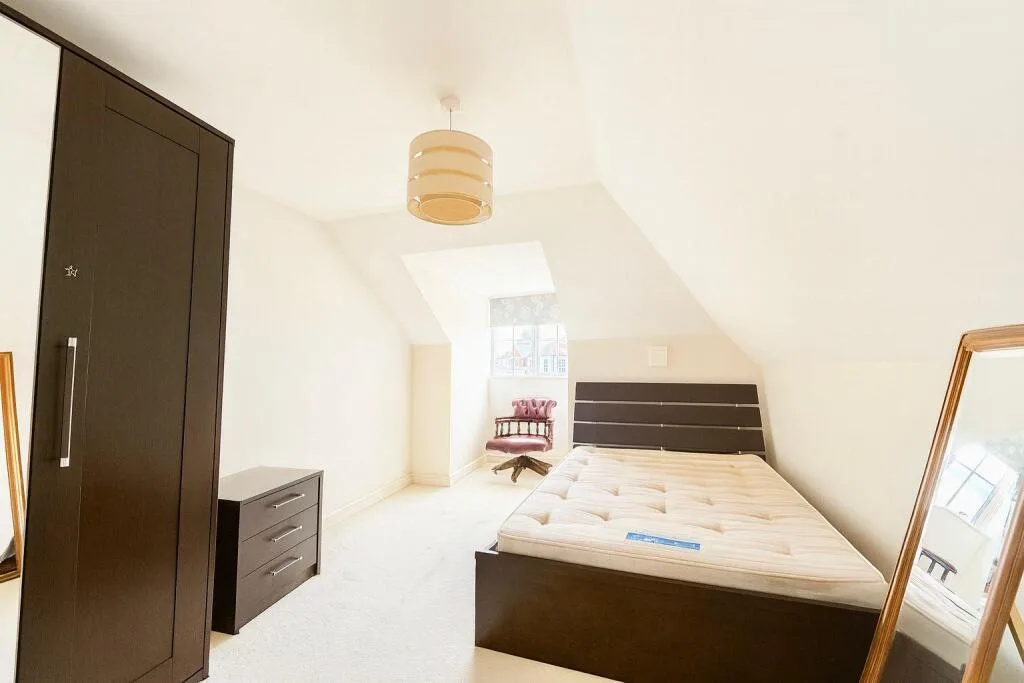 4 bedroom end of terrace house for rent