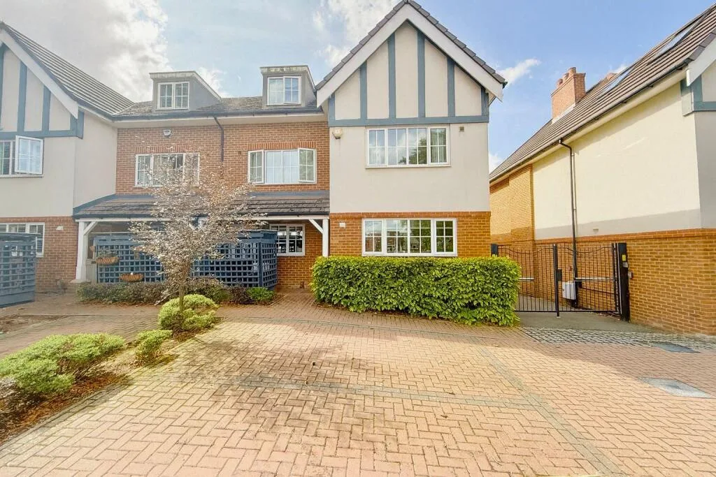 4 bedroom end of terrace house for rent