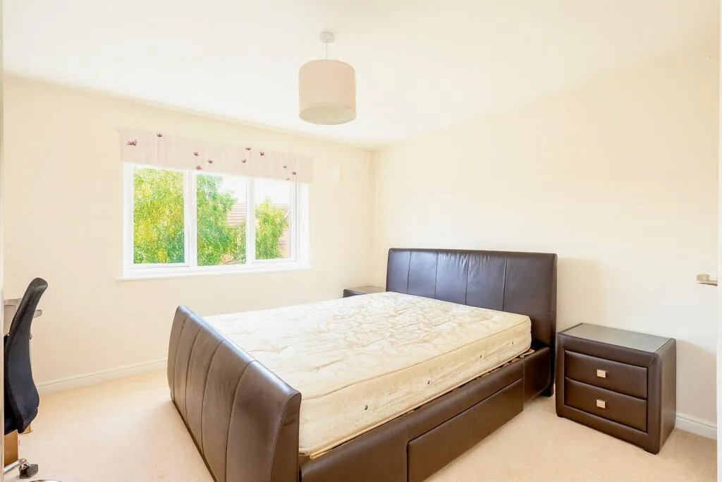 4 bedroom end of terrace house for rent
