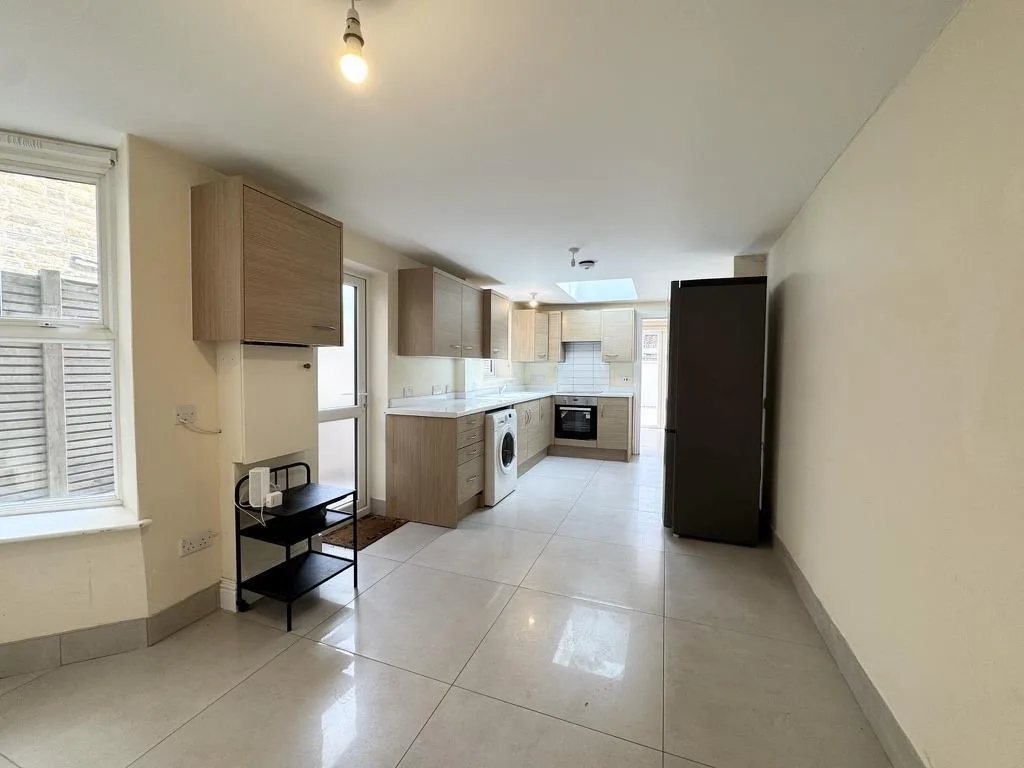 2 bedroom maisonette for rent