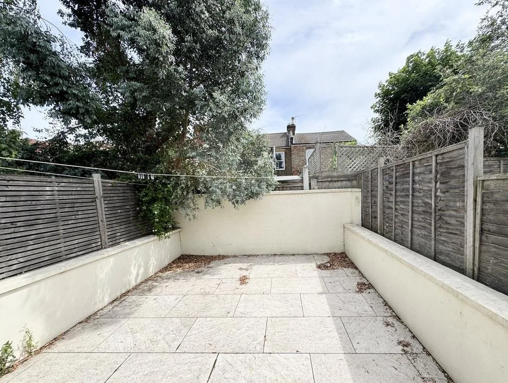 2 bedroom maisonette for rent