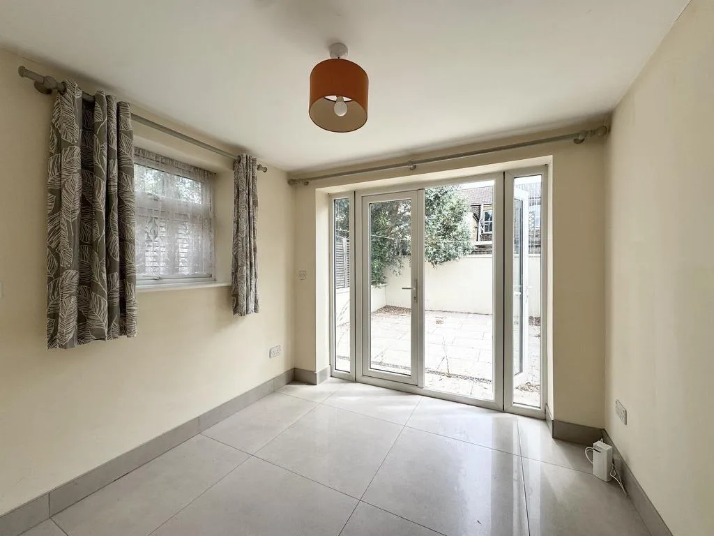 2 bedroom maisonette for rent