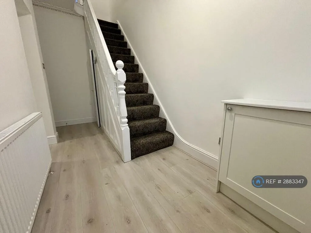 5 bedroom end of terrace house for rent