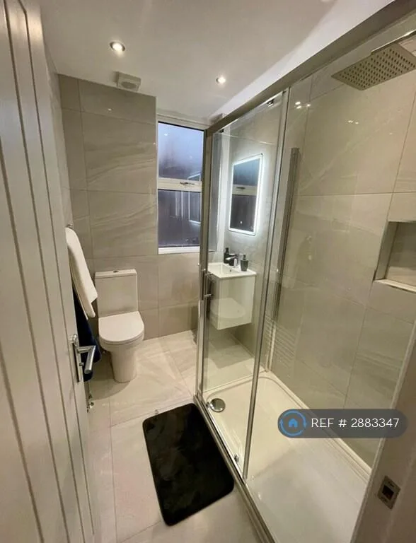 5 bedroom end of terrace house for rent