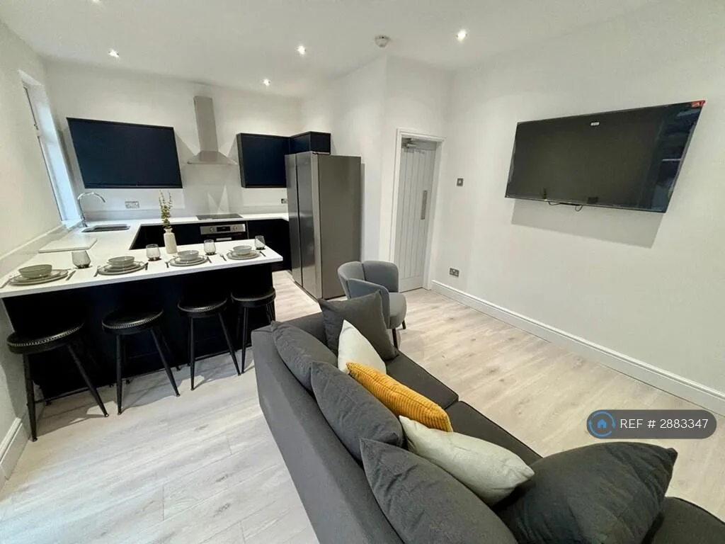 5 bedroom end of terrace house for rent