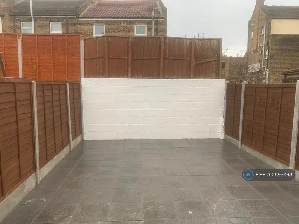 5 bedroom terraced house for rent