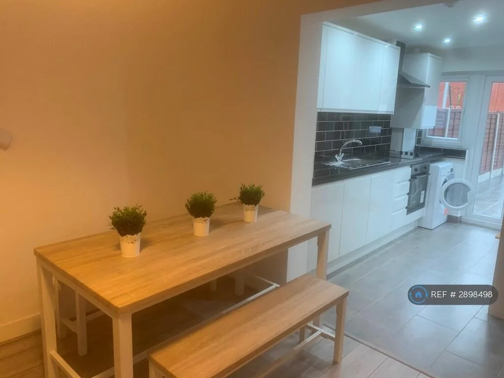 5 bedroom terraced house for rent