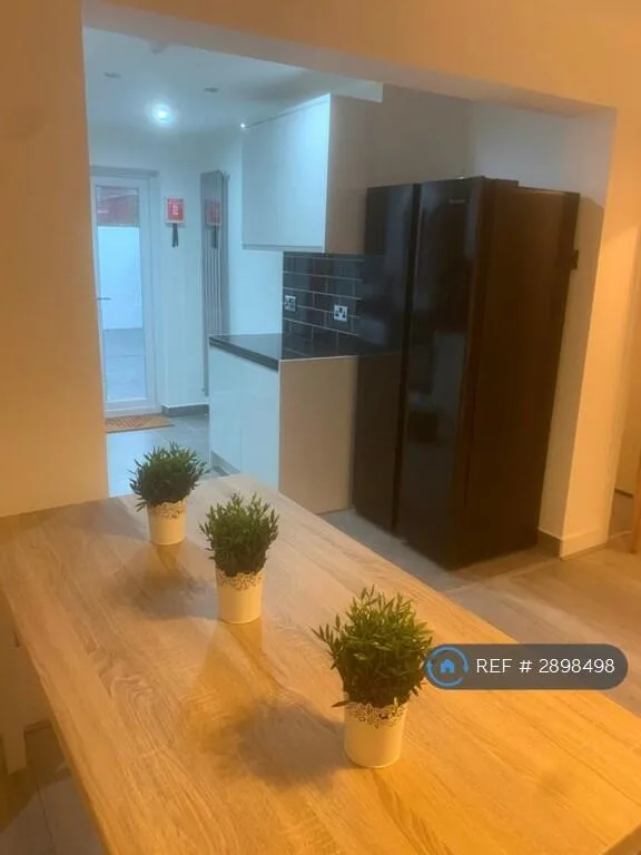 5 bedroom terraced house for rent