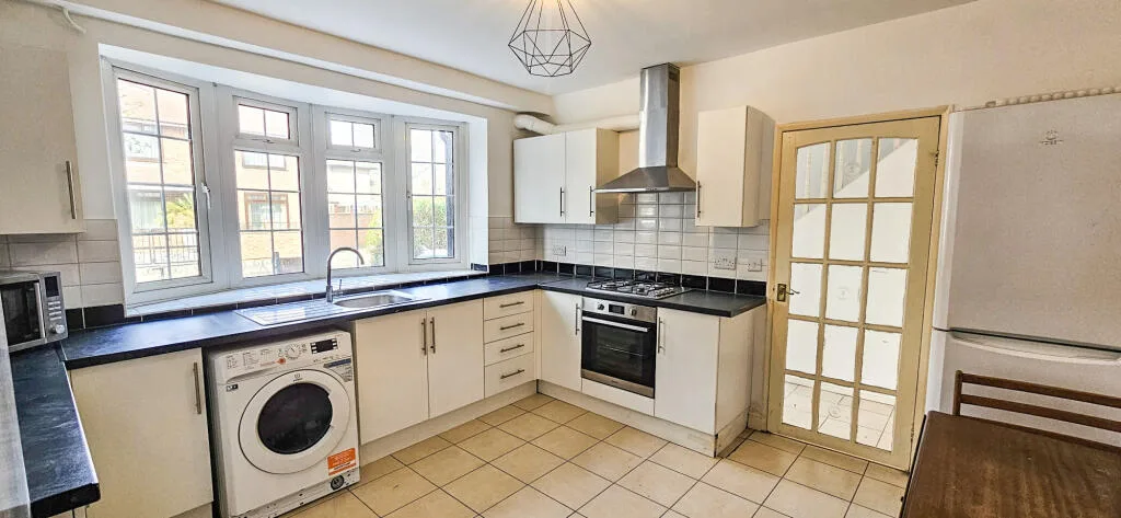 3 bedroom end of terrace house for rent