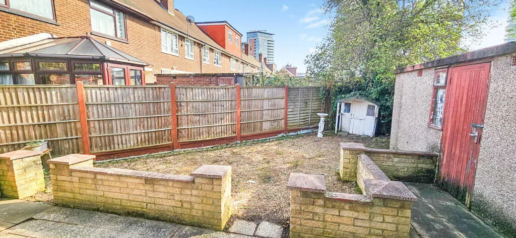 3 bedroom end of terrace house for rent