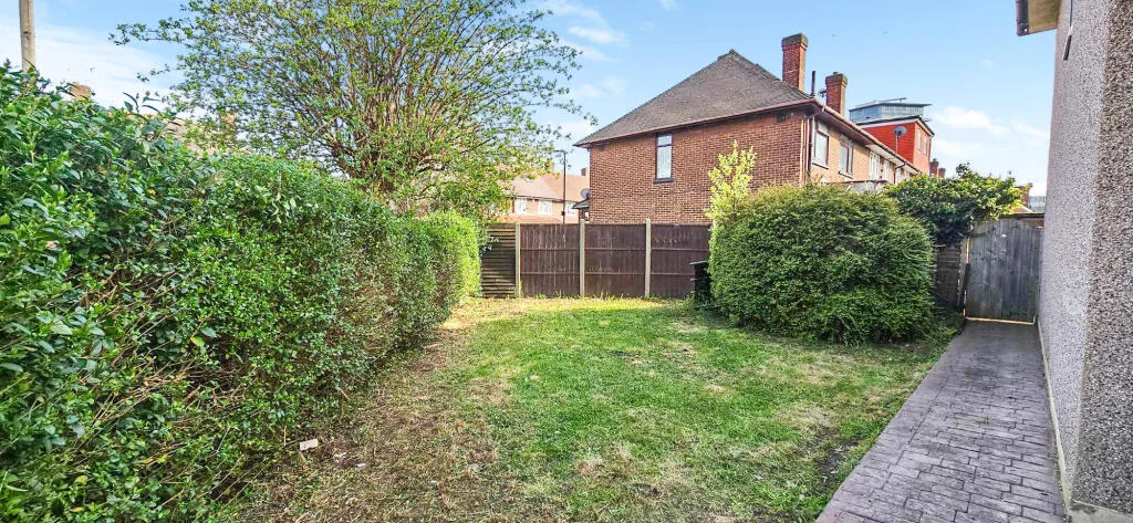 3 bedroom end of terrace house for rent
