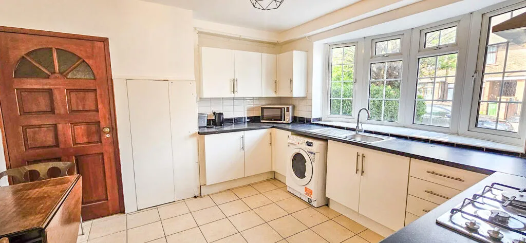 3 bedroom end of terrace house for rent